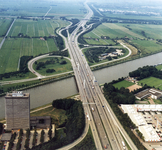 842898 Luchtfoto van de Galecopperbrug in de A12 over het Amsterdam-Rijnkanaal te Utrecht, met op- en afritten, vanuit ...
